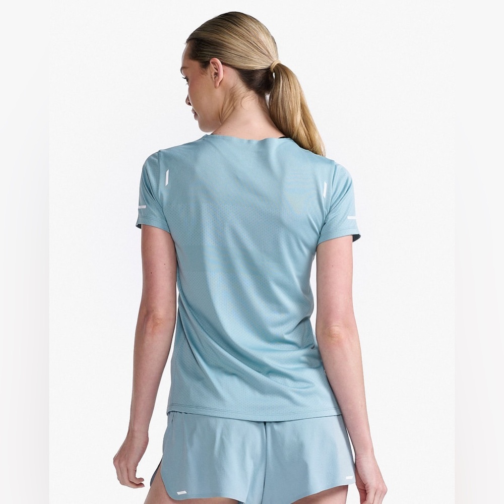 2XU Women’s Light Speed Tech Short Sleeve T-Shirt in Sky Blue size XL - Picture 2 of 12